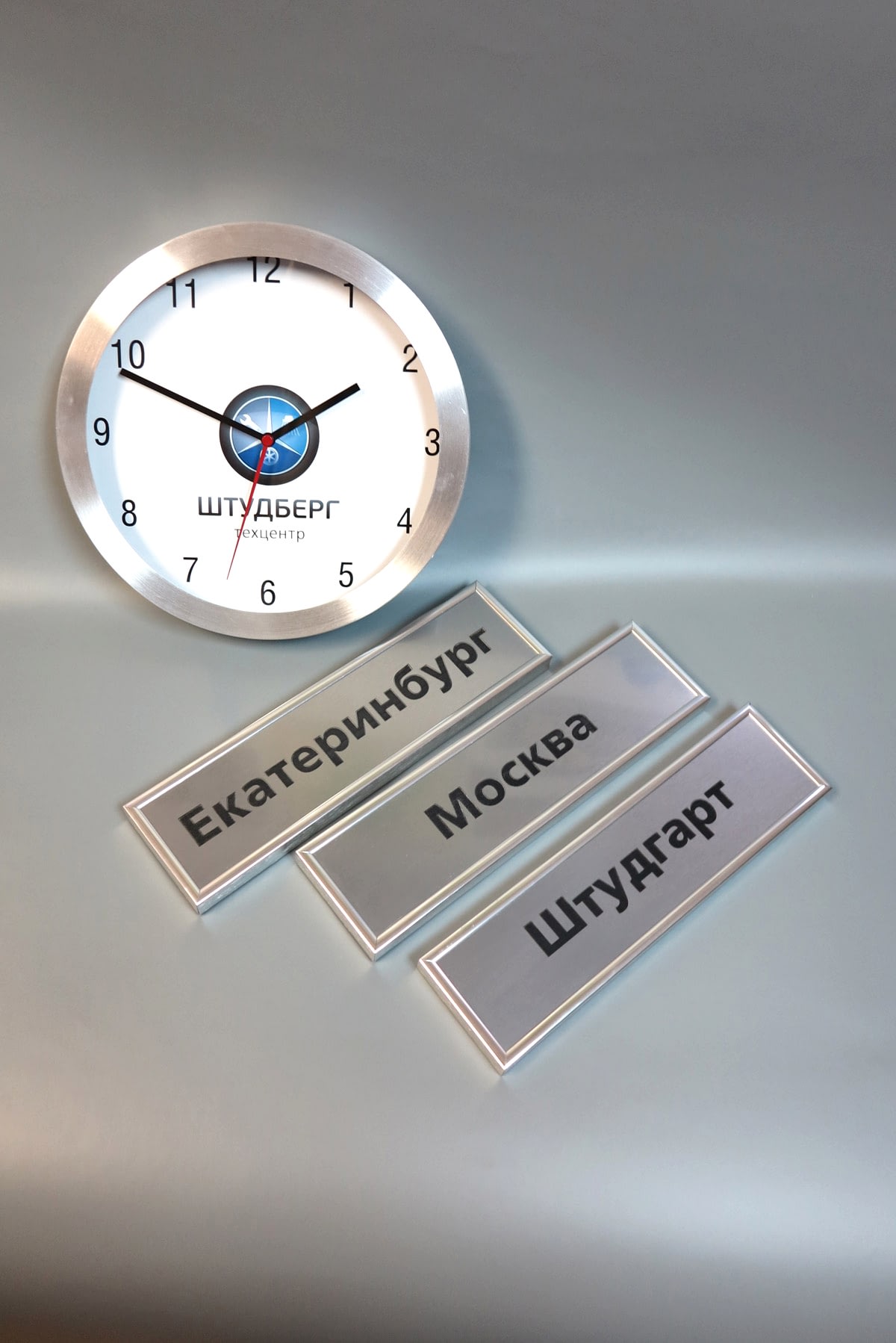 Изготовление стендов, табличек и навигации в Алматы